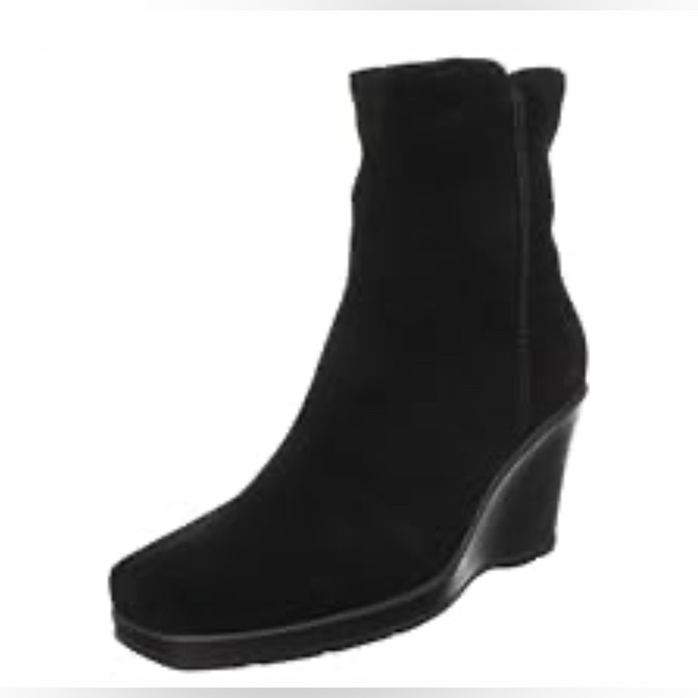 La CANADIENNE IRENE Black Suede Wedge Boots. Size 7.5